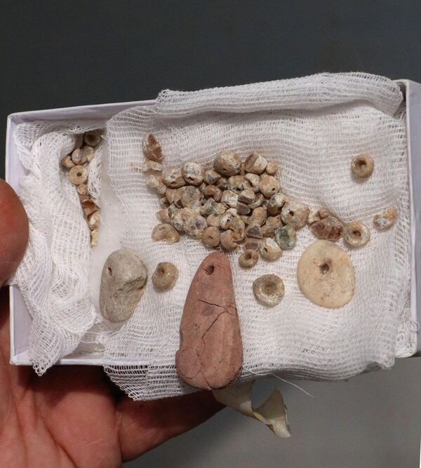 Van'daki kazılarda takılarıyla birlikte bir bebek iskeleti ortaya çıkarıldı - Sputnik Türkiye