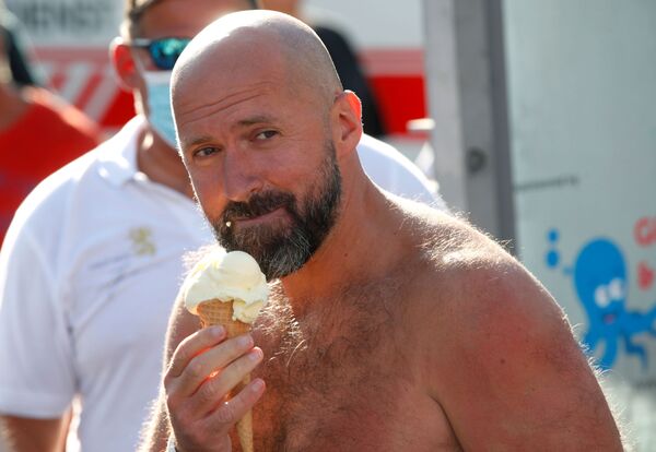 Ekstrem sporlarda yeni bir dünya rekoru: 200 kilo ağırlığındaki buz küplerinin altında 2.5 saat geçirdi - Sputnik Türkiye