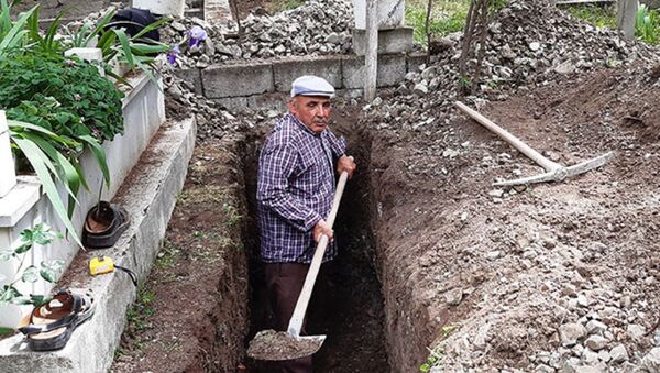 Balıkesir'in Bigadiç ilçesinde yaşayan 64 yaşındaki Halil Aykut 10 yıldır mezar yeri kazarak geçimini sağlıyor.  - Sputnik Türkiye