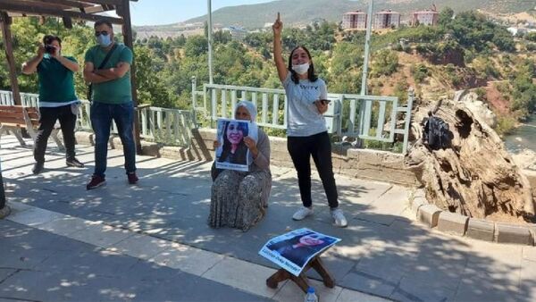 Gülistan Doku'nun annesi ve ablası oturma eyleminde - Sputnik Türkiye