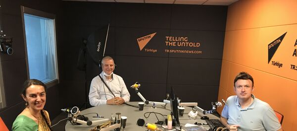 Krişna Mala Devi Dasi, Nrsimha Krişna Das, Serhat Sarısözen - Sputnik Türkiye