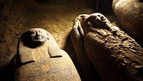 Mısır'da arkeologlar, 2 bin 500 yıllık olduğu belirtilen 13 tahta tabutun bulunduğunu açıkladı. Mısır Turizm ve Eski Eserler Bakanlığı, tabutların 11 metre derinlikte bulunduğunu açıkladı.  - Sputnik Türkiye