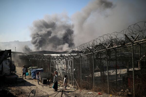 Yunanistan'daki Moria sığınmacı kampında yangın - Sputnik Türkiye