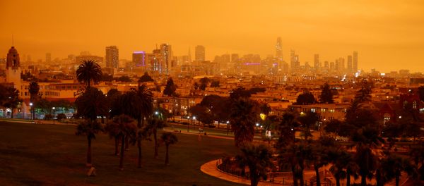 Kaliforniya'daki yangınlar nedeniyle San Francisco'da gökyüzü turuncuya büründü - Sputnik Türkiye