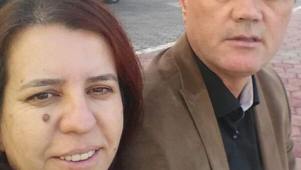 İzmir’in Buca ilçesinde, sınıf öğretmeni İrfan Temelli (51), 9 yaşındaki oğlunun gözleri önünde eşi Meryem Temelli’nin (50) boğazını keserek öldürdü - Sputnik Türkiye