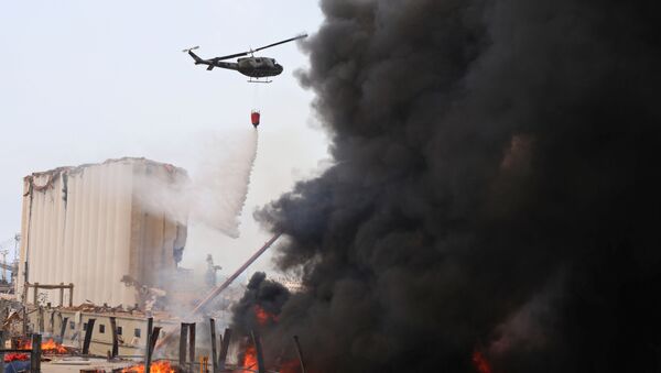 Beyrut Limanı'ndaki yangın söndürme çalışmalarına katılan Lübnan ordusundan bir helikopter su dökerken - Sputnik Türkiye
