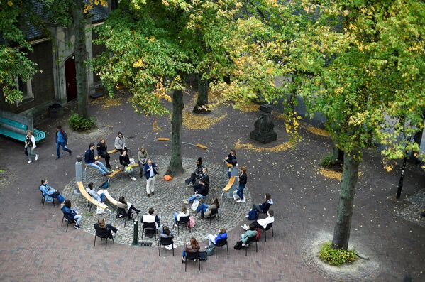 Hollanda’da bir üniversite, salgın nedeniyle çevrimiçi olarak verilen derslerin sayısını sınırlandırmak ve dijital ortamın verdiği yalnızlık hissinden kurtarmak için parklarda, meydanlarda ve otoparklarda açık hava dersleri düzenliyor. - Sputnik Türkiye