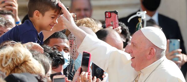 Koronavirüs pandemisine rağmen, Papa Francis'in, Vatikan'daki haftalık hitabında toplulukla maskesiz kaynaşması soru işaretleri yaratıyor. - Sputnik Türkiye