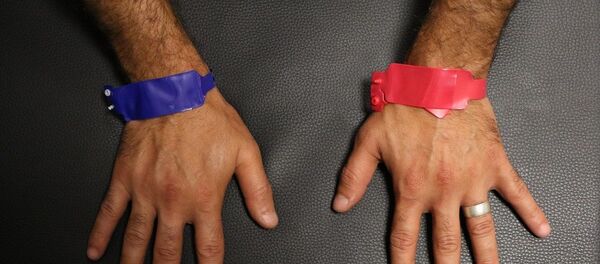 İzolasyona bileklikle takip - Sputnik Türkiye