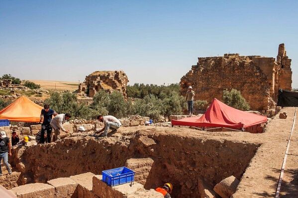 Dara Antik Kenti'nde kazı çalışmaları 12 aya çıkarıldı: Bölgede her aileden bir kişi kazıda çalışabilecek - Sputnik Türkiye