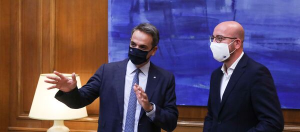 Atina'yı ziyaret eden AB Konseyi Başkanı Michel ile görüşen Yunanistan Başbakanı Miçotakis - Sputnik Türkiye