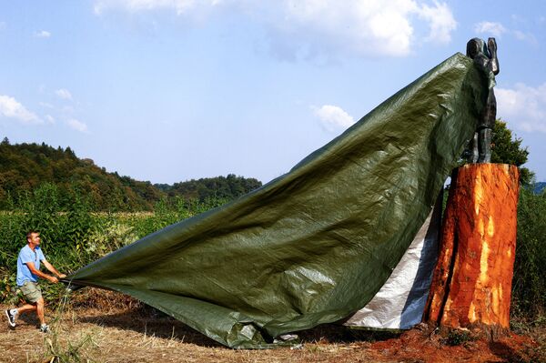 Melania Trump'ın yakılan ahşap heykelinin yerine yenisi dikildi - Sputnik Türkiye
