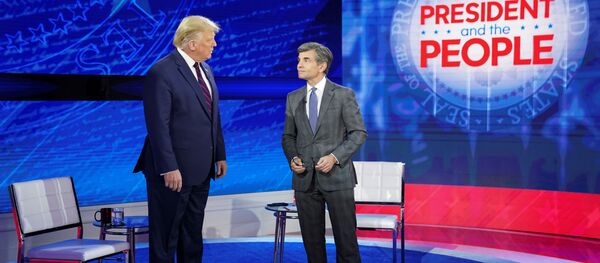 U.S. President Donald Trump takes the stage with ABC News chief anchor George Stephanopoulos for a town hall event in Philadelphia, Pennsylvania, U.S., September 15, 2020. REUTERS/ Kevin Lamarque - Sputnik Türkiye
