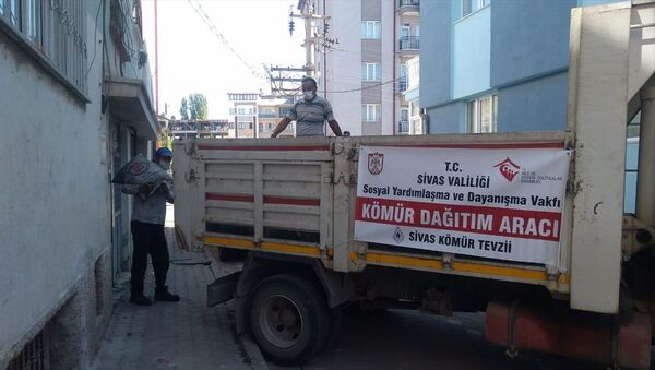  Sosyal Yardımlaşma ve Dayanışma Vakfı'ndan alınan kömürler - Sputnik Türkiye