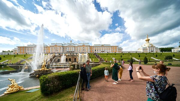 turist, Peterhof, St. Petersburg, Rusya - Sputnik Türkiye