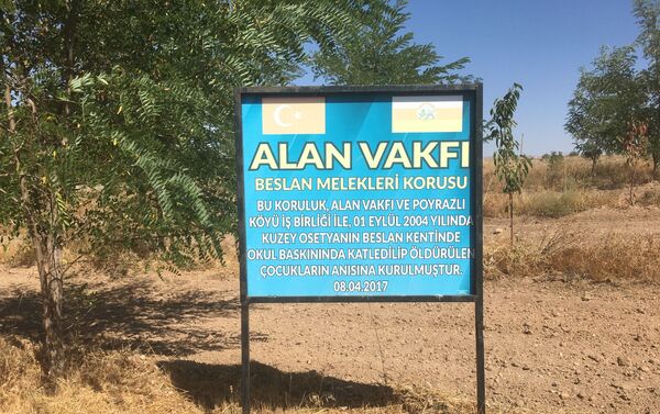 Beslan kurbanlarının anısına dikilen tabela - Sputnik Türkiye