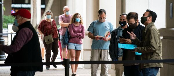 ABD'de 3 Kasım'da yapılacak 59. Başkanlık Seçimleri için erken oy kullanmak isteyen seçmen, Virginia eyaletinde uzun kuyruklar oluşturdu. ABD'de 3 Kasım'da yapılacak 59. Başkanlık Seçimleri için erken oy kullanmak isteyen seçmen, Virginia eyaletinde uzun kuyruklar oluşturdu. - Sputnik Türkiye