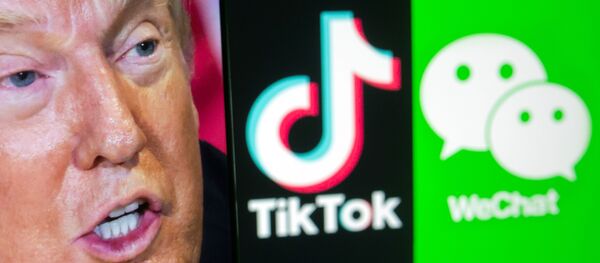 A picture of U.S. President Donald Trump is seen on a smartphone in front of displayed Tik Tok and WeChat logos in this illustration taken September 18, 2020. REUTERS/Dado Ruvic/Illustration - Sputnik Türkiye