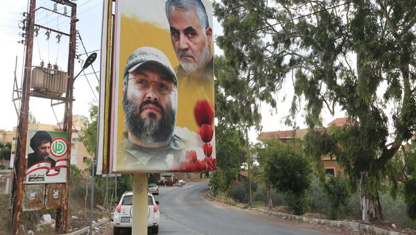 Güney Lübnan'daki Ayn Kana kasabasında her ikisi de suikasta kurban giden Hizbullah komutanı İmad Mughniyeh ile İranlı komutan Kasım Süleymani'nin posteri  - Sputnik Türkiye