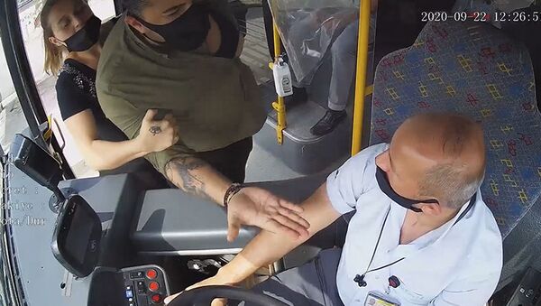 Bursa'da halk otobüsüne maskesiz bindiği için tartıştığı yolcu Savaş B.'yi bıçakla yaralayan şoför İzzet Çayan, çıkarıldığı mahkemece ‘kasten adam öldürmeye teşebbüs' suçundan tutuklandı. - Sputnik Türkiye