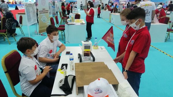11 yaşındaki Vasfi Kemal ve Alper Doruk TEKNOFEST'te 'İnsanlık Yararına Teknoloji-Sosyal İnovasyon' alanında yarışıyor. - Sputnik Türkiye