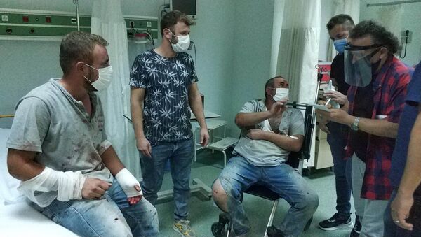 Samsun'da önce mezarlıkta kavga eden mezarcılar, gittikleri hastanede de birbirlerine girdi. Bıçak, falçata ve makasın kullanıldığı olayda 6 kişi yaralandı. - Sputnik Türkiye
