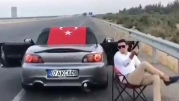 Otoyol kenarında havaya ateş açan sürücü yakalandı - Sputnik Türkiye