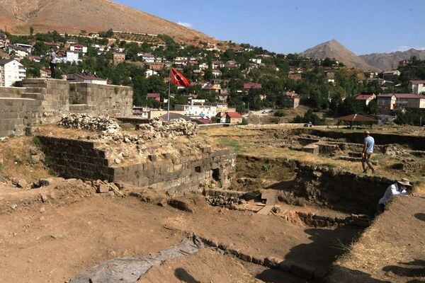 Bitlis Kalesi’nde Kanuni Sultan Süleyman’a ait 487 yıllık tamirat kitabesi bulundu - Sputnik Türkiye