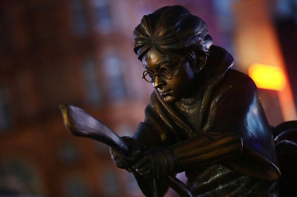 Harry Potter’ın heykeli Londra'da görücüye çıktı  - Sputnik Türkiye