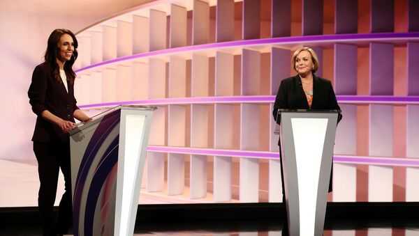 Yeni Zelanda'da Başbakan Jacinda Ardern ile muhalefetteki Ulusal Parti lideri Judith Collins seçim öncesi TV tartışmasında (22 Eylül 2020)  - Sputnik Türkiye