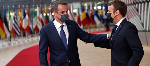 Türkye'ye karşı ortak tavır alan Fransa ve Yunanistan liderleri Emmanuel Macron ile Kyriakos Miçotakis'den 1 Ekim 2020'de başlayan AB zirvesinde samimi pozlar - Sputnik Türkiye