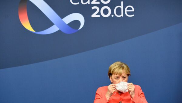 Almanya Başbakanı Angela Merkel 1-2 Ekim 2020 AB zirvesi sonunda basın toplantısına başlarken maskesini çıkardı. - Sputnik Türkiye