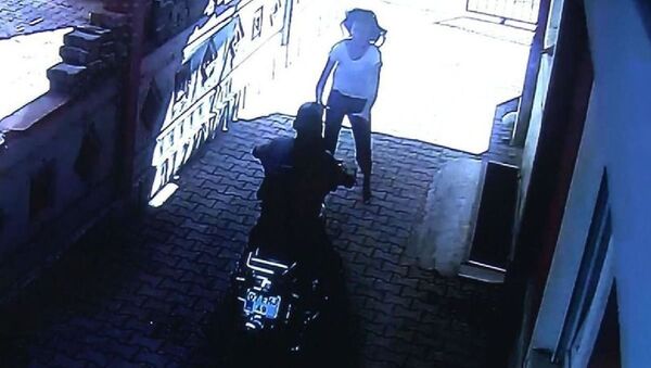 Evin balkonundan bahçeye atladı, abisinin motosikletini hırsızların elinden kurtardı - Sputnik Türkiye
