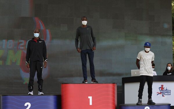 Erkekler kategorisinde 2 saat 15 dakika 16 saniyelik derecesiyle Kenyalı Sang Benard Cheruiyot ilk sırayı alırken, 2.15.25'lik zamanıyla Burundi'den Olivier Irabaruta ikinci, 2.19.56'lık derecesiyle de Kenyalı Denis Kipngeno Chircihr üçüncü oldu. - Sputnik Türkiye