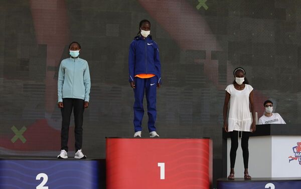 Kadınlarda ise Kenyalı Judith Jeptum Korir, 2 saat 30 dakika 59 saniyelik derecesiyle yarışı ilk sırada tamamladı. Korir'in ardından 2.35.05'lik zamanıyla Kenyalı Lucy Karimi ikinciliği, 2.37.54'lük derecesiyle Etiyopyalı Zerfie Limeneh Tesama üçüncülüğü elde etti. - Sputnik Türkiye