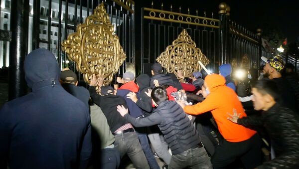 Kırgızistan'da protestocular parlamento ve Cumhurbaşkanlığı Sarayı alanına girdi - Sputnik Türkiye