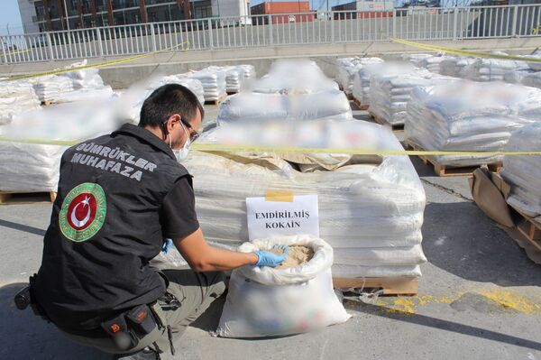 Kolombiya'dan gelen gemiden gübre çuvallarına gizlenmiş 228 kilo kokain çıktı - Sputnik Türkiye