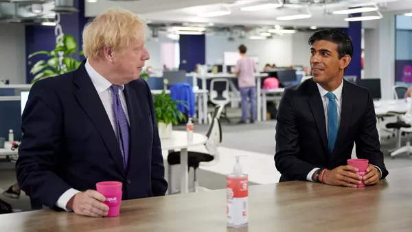 Boris Johnson ile Rishi Sunak (sağda) - Sputnik Türkiye