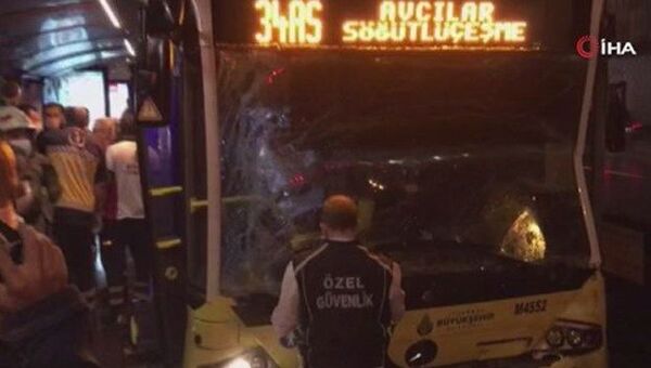 Zeytinburnu'nda iki metrobüsün çarpışması nedeniyle 7 kişi yaralandı.  - Sputnik Türkiye