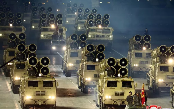 Kuzey Kore, İşçi Partisi'nin 75. yıldönümü nedeni ile başkent Pyongyang’da düzenlenen askeri geçit töreninde yeni kıtalararası balistik füzelerini sergiledi.  - Sputnik Türkiye