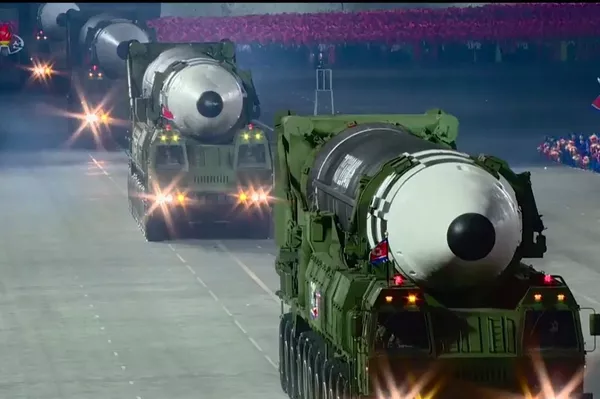 Kuzey Kore, İşçi Partisi'nin 75. yıldönümü nedeni ile başkent Pyongyang’da düzenlenen askeri geçit töreninde yeni kıtalararası balistik füzelerini sergiledi. - Sputnik Türkiye