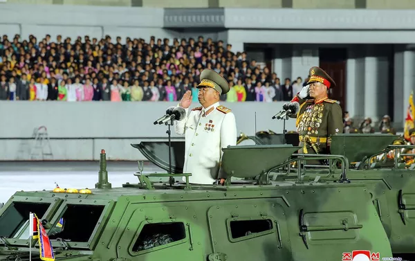 Kuzey Kore, İşçi Partisi'nin 75. yıldönümü nedeni ile başkent Pyongyang’da düzenlenen askeri geçit töreninde yeni kıtalararası balistik füzelerini sergiledi. - Sputnik Türkiye