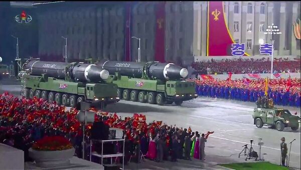 Kuzey Kore, İşçi Partisi'nin 75. yıldönümü nedeni ile başkent Pyongyang’da düzenlenen askeri geçit töreninde yeni kıtalararası balistik füzelerini sergiledi. - Sputnik Türkiye