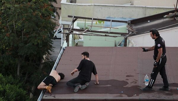 İntihar için çıktığı çatıda sızdı - Sputnik Türkiye