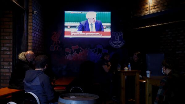 Liverpool'daki müdavimler, Britanya Başbakanı Boris Johnson'ın konuşmasından tüm barların kapanacağı haberini aldı. - Sputnik Türkiye