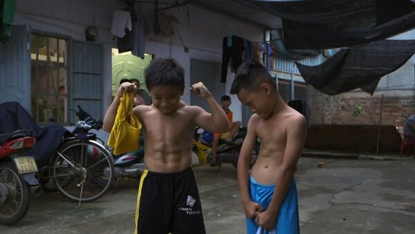 Vietnamlı çocuk nadir görülen bir genetik rahatsızlıktan ötürü vücut geliştirici gibi gözüküyor - Sputnik Türkiye