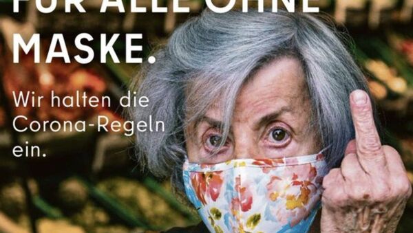 Berlin Eyaleti Senatosu ve 'Visit Berlin' isimli turizm organının hazırladığı posterde, Kovid-19'a yakalanmada en yüksek risk kapsamında bulunan yaşlıları temsil eden bir kadının orta parmağını kaldırdığı bir fotoğraf kullanıldı. - Sputnik Türkiye