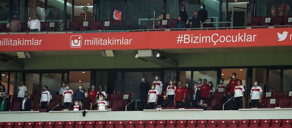 Türkiye ile Sırbistan arasında Türk Telekom Stadyumu’nda oynanan müsabakaya locaların yüzde 50’si kadar taraftar alındı. Türkiye’de taraftarlar 217 gün sonra tribünlerde maç izledi. Türkiye ile Sırbistan arasında Türk Telekom Stadyumu’nda oynanan müsabakaya locaların yüzde 50’si kadar taraftar alındı. Türkiye’de taraftarlar 217 gün sonra tribünlerde maç izledi. - Sputnik Türkiye