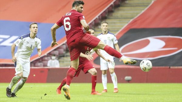 A Milli Futbol Takımı, UEFA Uluslar B Ligi 3. Grup dördüncü maçında Sırbistan ile Türk Telekom Stadı’nda karşılaştı. Milli futbolcu Ozan Tufan'ın (6) vuruşunda top ağlara gitti. - Sputnik Türkiye