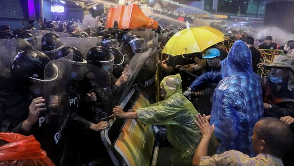 Tayland'ın başkenti Bangkok'ta demokrasi yanlısı protestocularla tazyikli su sıkan polis arasında arbede - Sputnik Türkiye